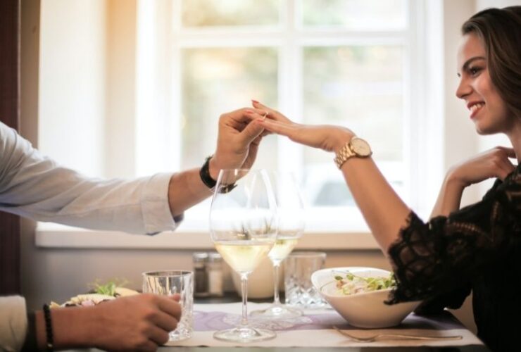 How to Plan a Romantic Date Night for Your Sweetheart #beverlyhills #beverly hills magazine #bevhillsmag #romanticdatenight #bestmemories #rightgift #typeofgifts