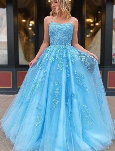 How to Pull Off a Velvet Holiday Dress This Season #beverlyhills #beverlyhilsmagazine #velvetholidaydress #bodycon #mermaid #custommadedress