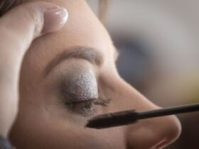 How to Put on Eyelashes: For Beginners #beverlyhills #beverlyhillsmagazine #bevhillsmag #falselashes #individuallashes #beautifuleyes