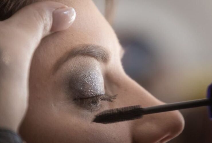 How to Put on Eyelashes: For Beginners #beverlyhills #beverlyhillsmagazine #bevhillsmag #falselashes #individuallashes #beautifuleyes