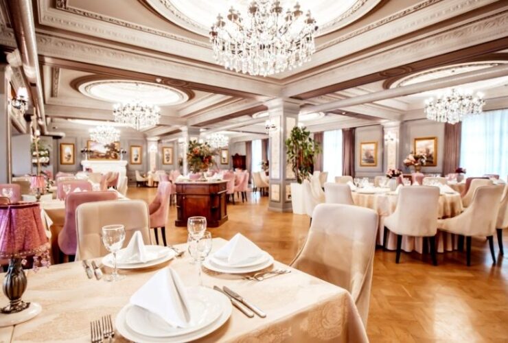 How to Select Suitable Restaurant Chairs #beverlyhills #beverlyhillsmagazine #bevhillsmag #restaurantchairs #furnituredesigns #invitinginteriordesigns #cushionedchairs