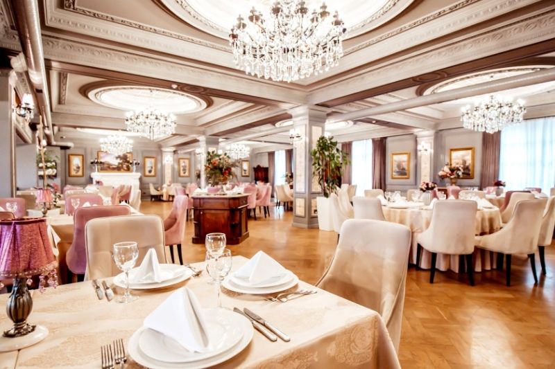 How to Select Suitable Restaurant Chairs #beverlyhills #beverlyhillsmagazine #bevhillsmag #restaurantchairs #furnituredesigns #invitinginteriordesigns #cushionedchairs