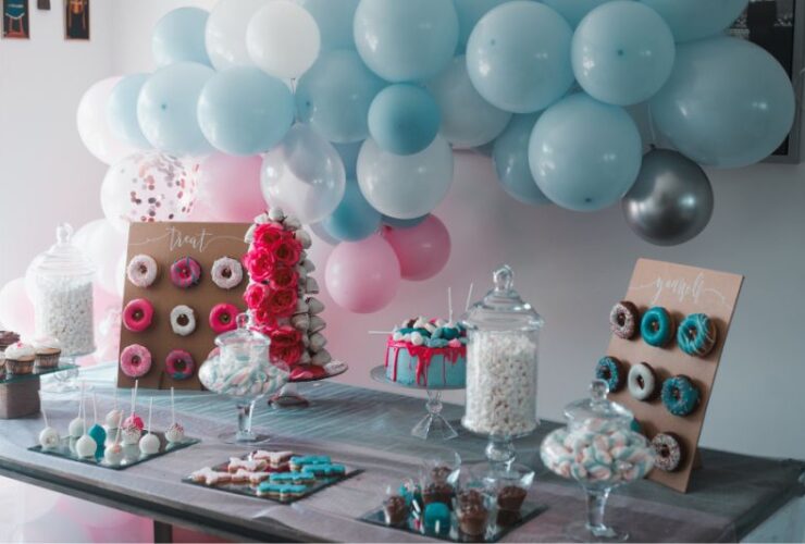 How to Throw a Memorable Birthday Party on a Budget #beverlyhills #beverlyhillsmagazine #memorablebirthdayparty #planningaparty #playingboardgames #perfectbirthdaybash