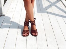 How to Wear Flat Sandals Like a Fashionista #beverlyhills #beverlyhillsmagazine #bevhillsmag #fashionista #flatsandals #elegantsandals #fashionhouse