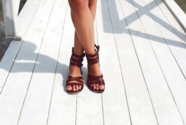 How to Wear Flat Sandals Like a Fashionista #beverlyhills #beverlyhillsmagazine #bevhillsmag #fashionista #flatsandals #elegantsandals #fashionhouse