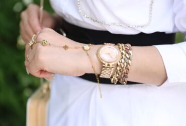How to Wear Jewelry the Right Way:#beverlyhills #beverlyhillsmagazine #jewels #jewelry #howtowearjewelry #wearingjewelry #necklace #earrings #bracelets #jewelry