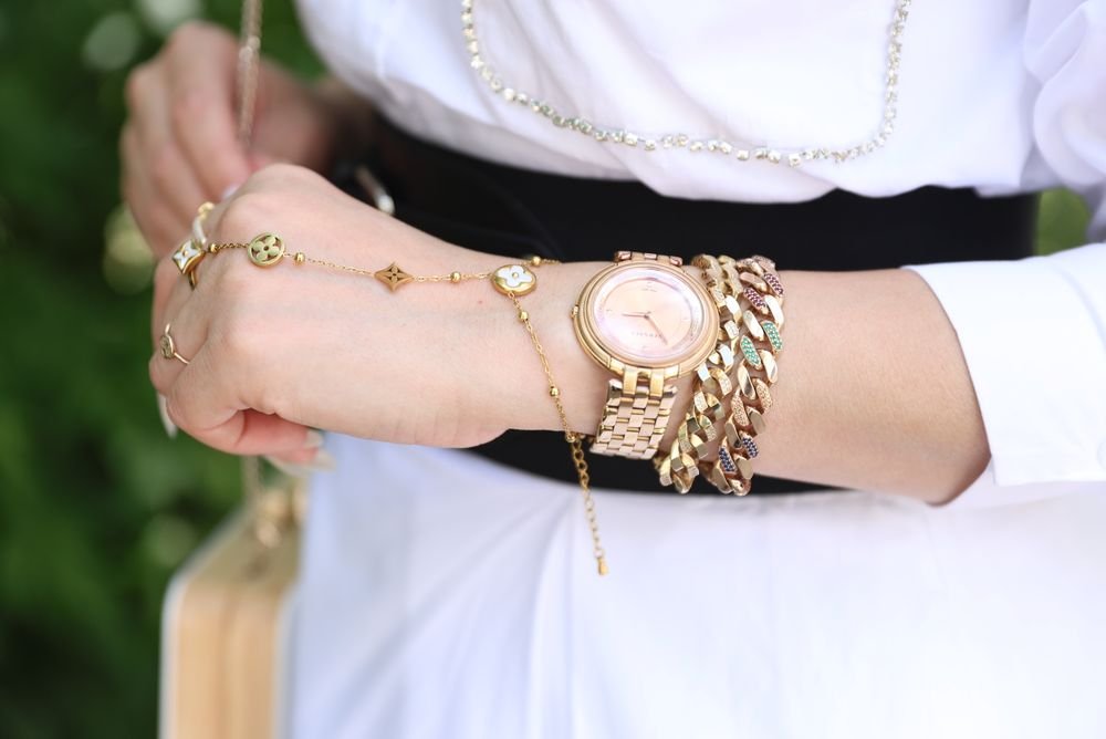 How to Wear Jewelry the Right Way:#beverlyhills #beverlyhillsmagazine #jewels #jewelry #howtowearjewelry #wearingjewelry #necklace #earrings #bracelets #jewelry