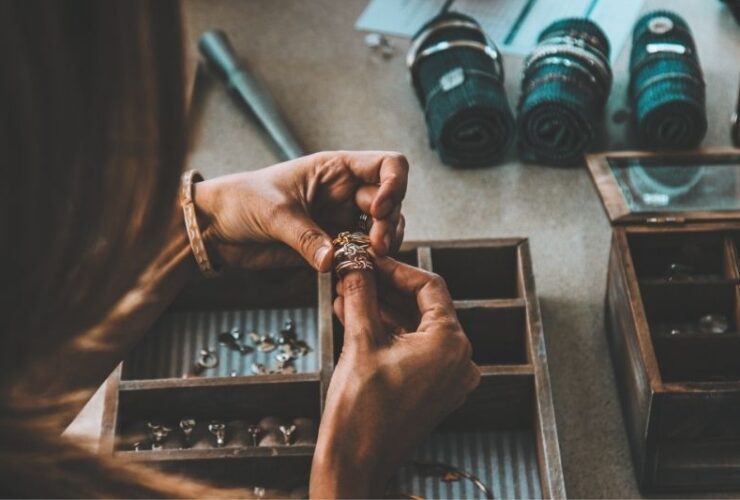 How to Wear Jewels the Right Way:#beverlyhills #beverlyhillsmagazine #jewels #jewelry #howtowearjewelry #wearingjewelry #necklace #earrings #bracelets #healingjewelry