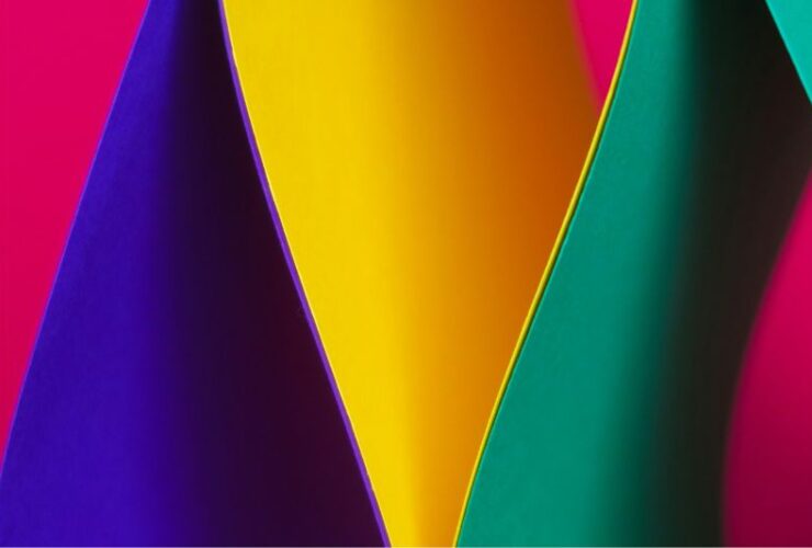 Incorporating Bold Colours without Overwhelming Your Space  #beverlyhills #beverlyhillsmagazine #boldcolours #complementarydecor #strategicpairing