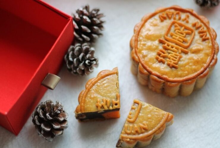 Interesting Facts You Need to Know About Mooncakes #beverlyhills #beverlyhillsmagazine #popularpastry #mooncakes #chinesemooncake #bevhillsmag