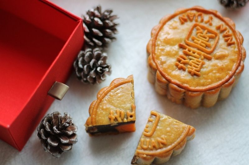 Interesting Facts You Need to Know About Mooncakes #beverlyhills #beverlyhillsmagazine #popularpastry #mooncakes #chinesemooncake #bevhillsmag