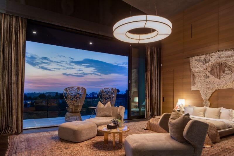 John Legend & Chrissy Teigen’s Beverly Hills Home:#beverlyhills #beverlyhillsmagazine #beverlyhillsmansion #chrissyteigen #johnlegend #johnlegendandchrissyteigen #luxuryhomes #realestate #luxuryrealestate