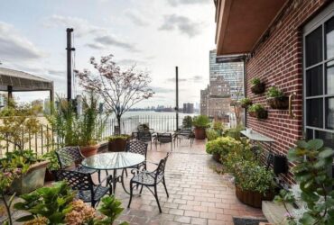 John Lennon's “Lost Weekend” Penthouse: #beverlyhills #beverlyhillsmagazine #bevhillsmag #celebrities #celebrityhomes #johnlennon #luxury #luxuryhome #newyorkpenthouse #penthouse #thebeatles #vacationhome