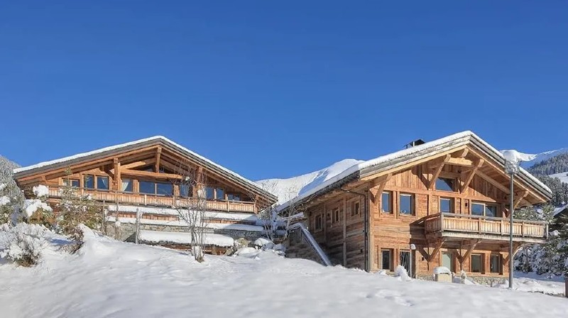 Beverly Hills Magazine Magnificent Property Composed Of Two Chalets #bevhillsmag #frenchproperties #luxuryrealestateinfrance #chalets