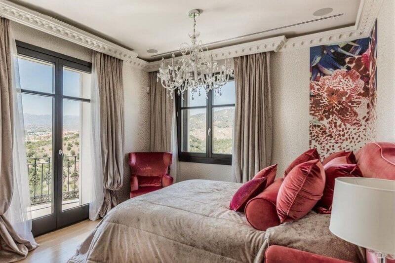 Marbella Detached Luxury Villa:#beverlyhillsmagazine #beverlyhills #bevhillsmag #dreamhome #holidaydestinations #luxurioushomes #luxury #marbella #marbelladetachedvilla #realestate #vacationhome