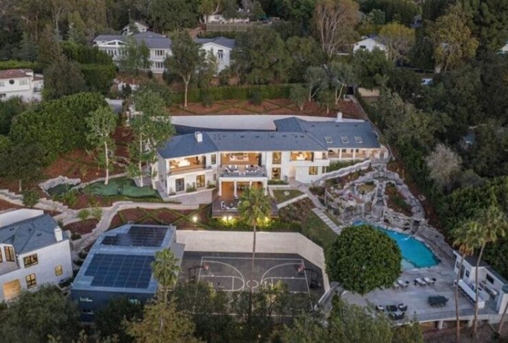 Mark Wahlberg’s ‘Entourage’ Beverly Hills Home #mansions #celebrityrealestate #bevhillsmag #beverlyhillsmagazine #beverlyhills