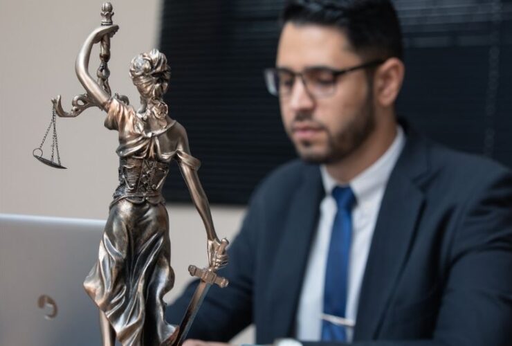 Need To Hire A Lawyer? Here's How To Choose The Right One #beverlyhills #beverlyhillsmagazine #bevhillsmag #comptentlawyer #rightattorney
