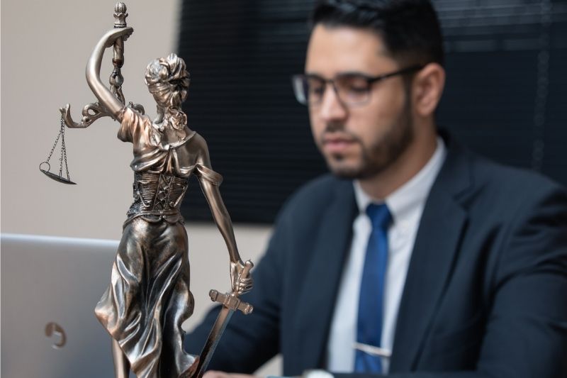 Need To Hire A Lawyer? Here's How To Choose The Right One #beverlyhills #beverlyhillsmagazine #bevhillsmag #comptentlawyer #rightattorney