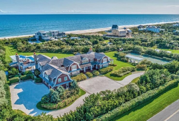 Hamptons Luxury Home in Quogue, New York#beverlyhills #beverlyhillsmagazine #luxury #realestate #homesforsale #hamptons #newyork #beachside #realestate #dreamhomes #beverlyhills #bevhillsmag #beverlyhillsmagazine