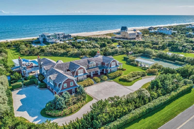 Hamptons Luxury Home in Quogue, New York#beverlyhills #beverlyhillsmagazine #luxury #realestate #homesforsale #hamptons #newyork #beachside #realestate #dreamhomes #beverlyhills #bevhillsmag #beverlyhillsmagazine