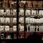 Planning To Buy Jewelry? Here’s What You Need To Know #beverlyhills #beverlyhillsmagazine #buyjewelry #jewelrystore #jewelrypieces #buyjewerly #bevhillsmag