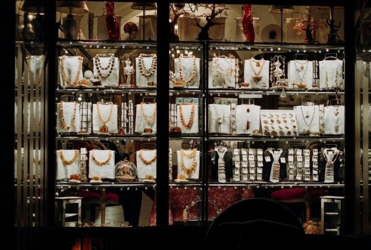 Planning To Buy Jewelry? Here’s What You Need To Know #beverlyhills #beverlyhillsmagazine #buyjewelry #jewelrystore #jewelrypieces #buyjewerly #bevhillsmag