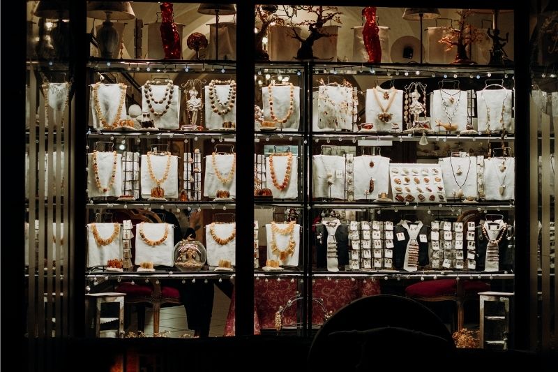 Planning To Buy Jewelry? Here’s What You Need To Know #beverlyhills #beverlyhillsmagazine #buyjewelry #jewelrystore #jewelrypieces #buyjewerly #bevhillsmag