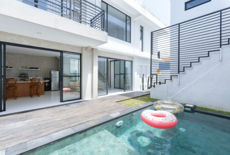 Pool Cleaning Tips You Should Definitely Know #beverlyhills #beverlyhillsmagazine #poolcleanign #telescoppingpole #swimmingpool #keepyourpoolsparkling #poolcleaning