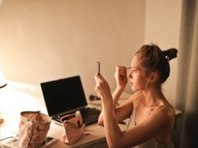 Popular Make-Up Trends to Expect This Year #beverlyhills #beverlyhillsmagazine #bevhillsmag #makeuptrends #fashiontrends #beautyroutine #neutrallipstick