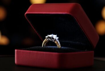 Reasons to Choose Lab-Created Engagement Rings #beverlyhills #beverlyhillsmagazine #bevhillsmag #lab-createdengagementrings #lab-growndiamond #jewelryindustry #engagementrings