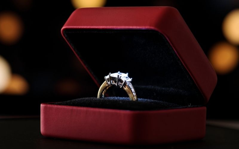 Reasons to Choose Lab-Created Engagement Rings #beverlyhills #beverlyhillsmagazine #bevhillsmag #lab-createdengagementrings #lab-growndiamond #jewelryindustry #engagementrings