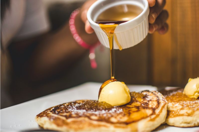 Should You Replace Your Sugar With Maple Syrup? #beverlyhills #beverlyhillsmagazine #replacesugarwithmaplesyrup #guthealth #naturalsugar