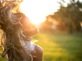 Small Ways To Keep Your Hair Healthy #beverlyhills #beverlyhillsmagazine #hairhealthy #hairloss #curlyhair #hairdryers