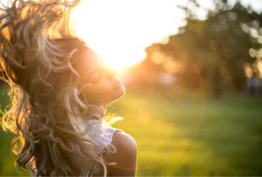 Small Ways To Keep Your Hair Healthy #beverlyhills #beverlyhillsmagazine #hairhealthy #hairloss #curlyhair #hairdryers