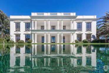 Stunning Marbella, Spain Dream Home $18,150,000 #beverlyhills #beverlyhillsmagazine #luxury #realestate #homesforsale #marbella #spain #dreamhomes #beverlyhills #bevhillsmag #beverlyhillsmagazine