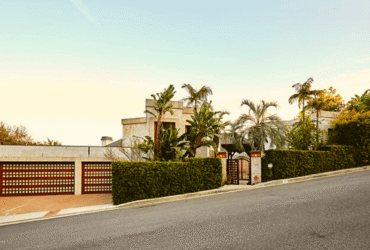 Stunning Modern Oasis in Beverly Hills:#beverlyhillsmagazine #beverlyhills #bevhillsmag #modernoasis #beverlyhillshome #buyahome #househunting #dreamhome #luxury #luxuryhome #mansions