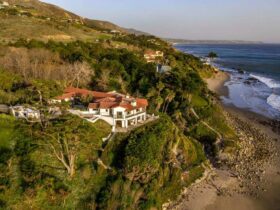 Cindy Crawford's Malibu Mansion #mansions #celebrityrealestate #bevhillsmag #beverlyhillsmagazine #beverlyhills