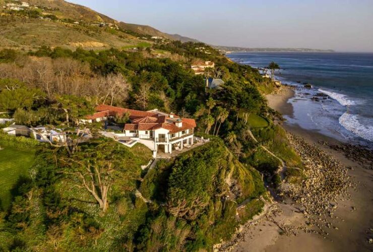 Cindy Crawford's Malibu Mansion #mansions #celebrityrealestate #bevhillsmag #beverlyhillsmagazine #beverlyhills