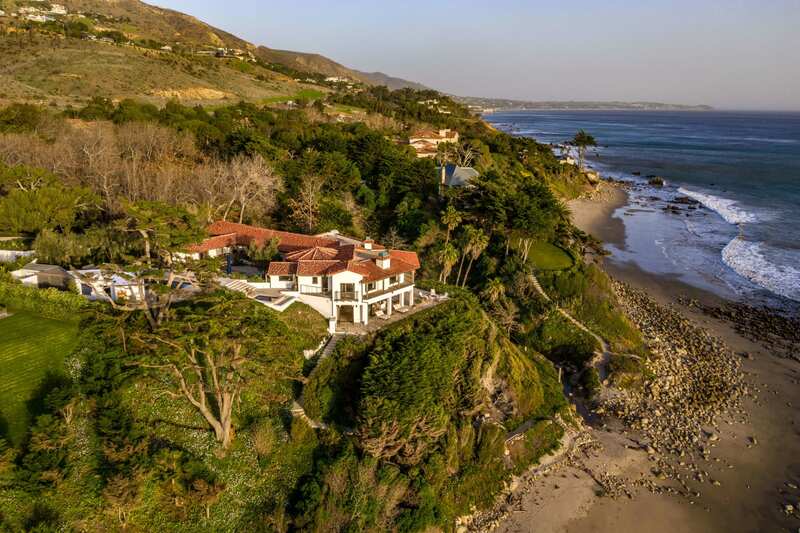 Cindy Crawford's Malibu Mansion #mansions #celebrityrealestate #bevhillsmag #beverlyhillsmagazine #beverlyhills