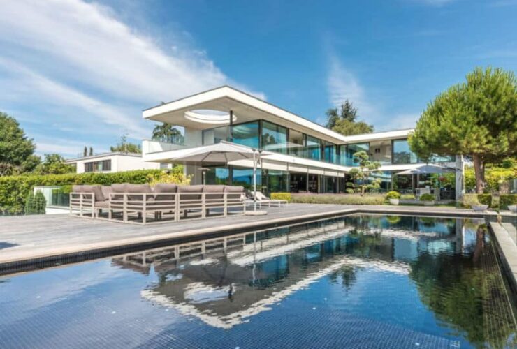 Breathtaking Home In Geneva $16.1 Million #beverlyhills #beverlyhillsmagazine #luxury #realestate #homesforsale #switzerland #dreamhomes #beverlyhills #bevhillsmag #beverlyhillsmagazine