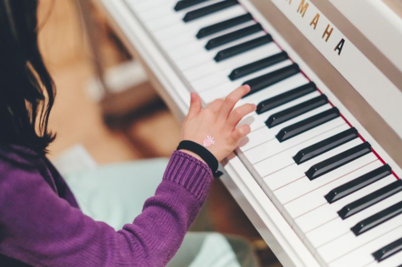 The Benefits of Music Education #beverlyhills #beverlyhillsmagazine #musiceducation #learnaninstrument #exploremusic #developteamworkskills #developemotionalintelligence