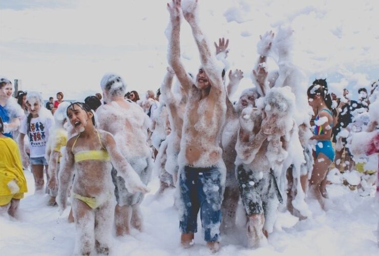 The Best Events Suitable For Hosting Foam Parties #beverlyhills #beverlyhillsmagazine #foamparties #foammachine #foampartyoutfit #hostingfoamparty #kidsfoamparty #bevhillsmag