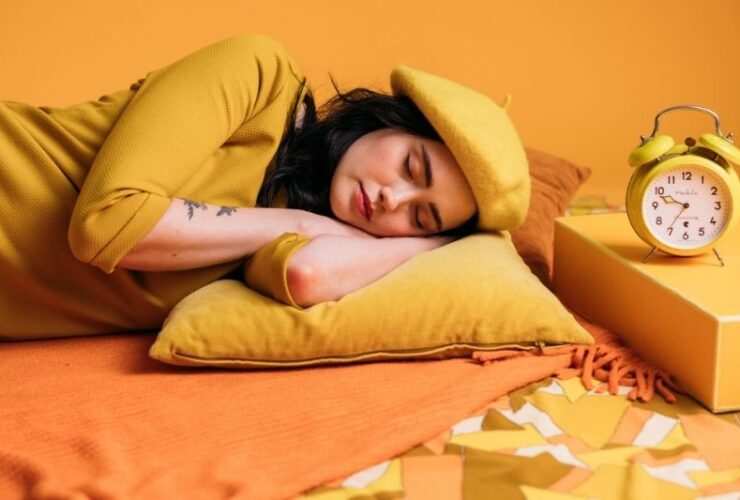 The Best Tips To Go To Sleep Sooner #beverlyhillsmagazine #beverlyhill #bevhillsmag #sleepsooner #sleepingatnight #sleep #sleepschedule