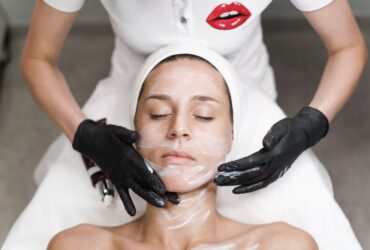 The Beverly Hills Guide To Beautiful Skin #beverlyhills #beverlyhillsmagazine #takingcareofyourskin #skincare #simpleskincare #skincareroutine #glowingskin #healthyskin