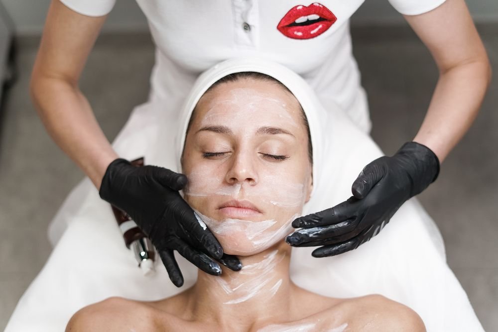 The Beverly Hills Guide To Beautiful Skin #beverlyhills #beverlyhillsmagazine #takingcareofyourskin #skincare #simpleskincare #skincareroutine #glowingskin #healthyskin