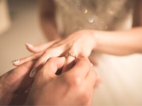 We Definitely Do! The Biggest Wedding Rings Trends This Year #beverlyhills #beverlyhillsmagazine #weddingrings #weddingband #gemstones #engagementring #diamond #marriedcouples
