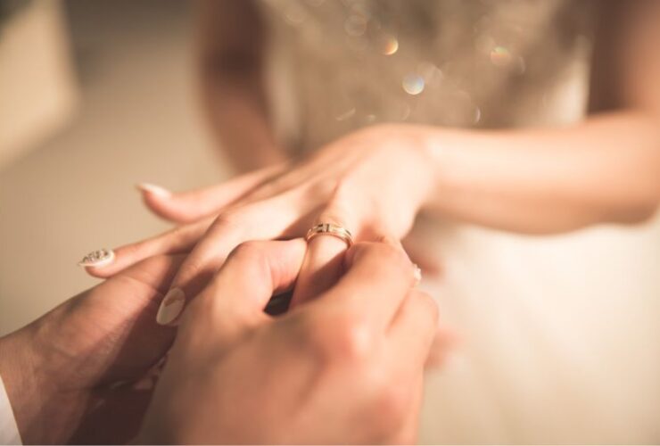 We Definitely Do! The Biggest Wedding Rings Trends This Year #beverlyhills #beverlyhillsmagazine #weddingrings #weddingband #gemstones #engagementring #diamond #marriedcouples