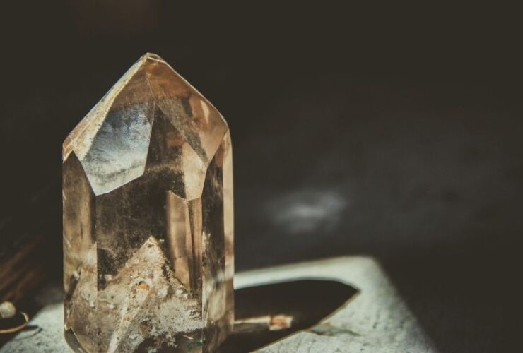 The Difference between Real and Fake Moldavite #beverlyhills #beverlyhillsmagazine #moldavite #moldavitemarket #moldaviteglass #moldavitestone #fakemoldavite #realmoldavite #fakemoldavite