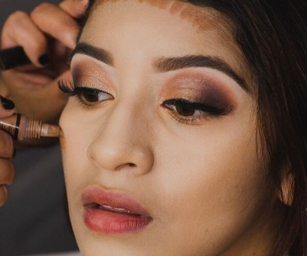 The Guide To Flawless Makeup Application #beverlyhills #beverlyhillsmagazine #bevhillsmag #makeupapplication #makeupartist #flawlessface