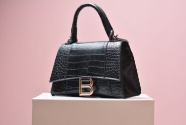 The Luxury Accessories Dominating the Season #LuxuryAccessories #LuxuryFashion #DesignerAccessories #FashionTrends #LuxuryLifestyle